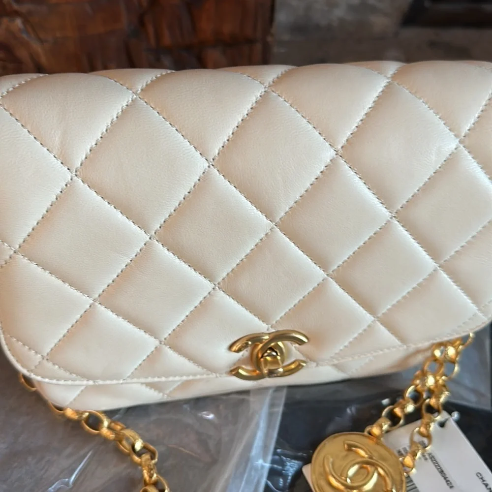 🚫SOLD🚫Auth. Chanel 2020 Lambskin flap w logo chain - Picture 6 of 14